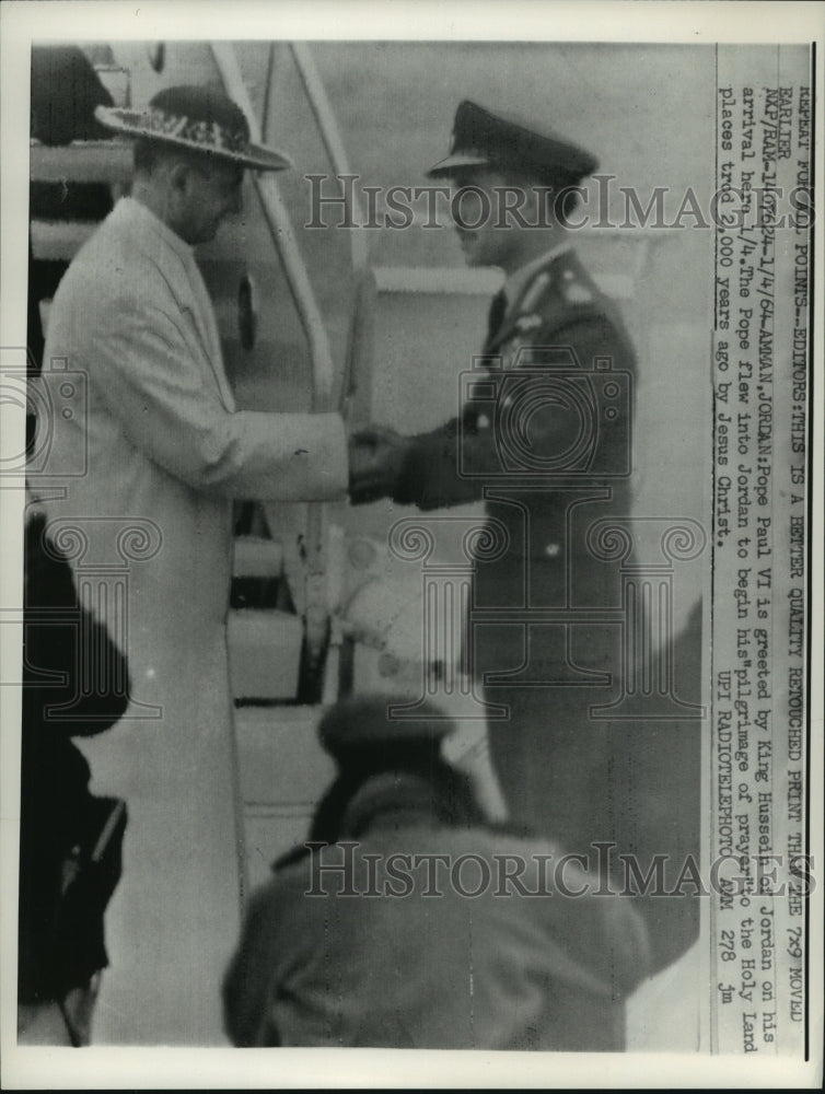 1964 Press Photo Pope Paul VI is greeted by King Hussein of Jordan on arrival- Historic Images