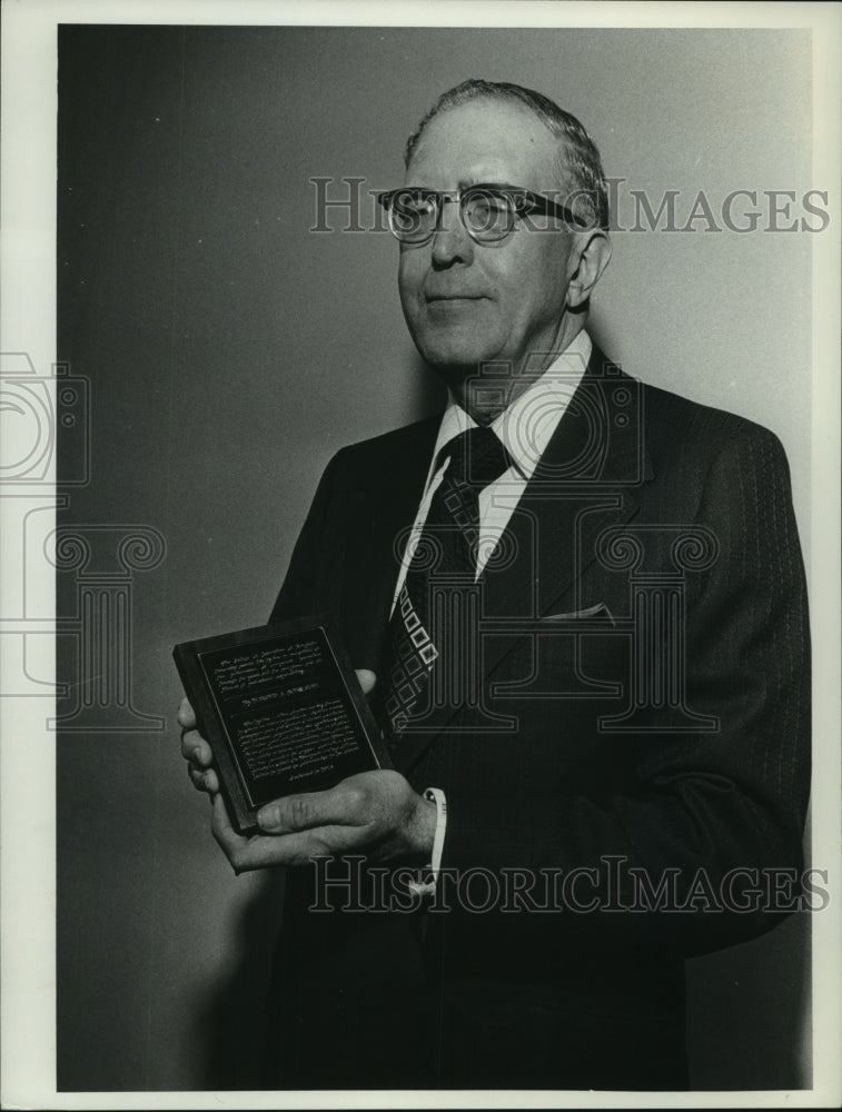 1974 Press Photo Harold Schwartz, Journal employee with By-Line Award, Milwaukee
