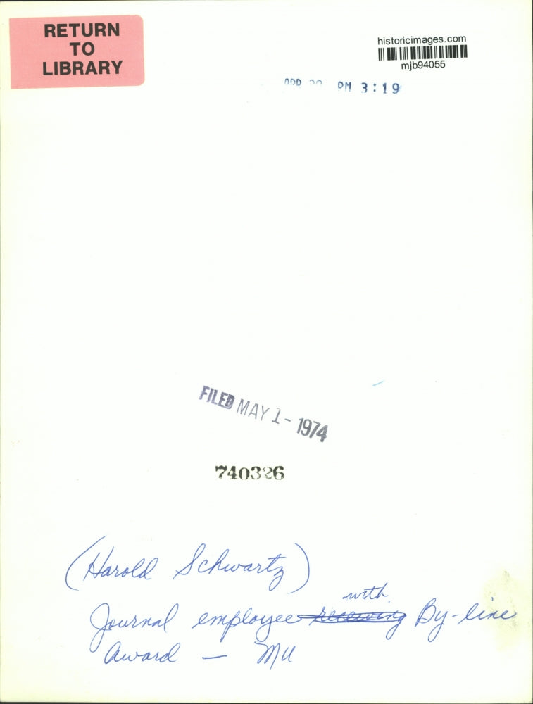 1974 Press Photo Harold Schwartz, Journal employee with By-Line Award, Milwaukee