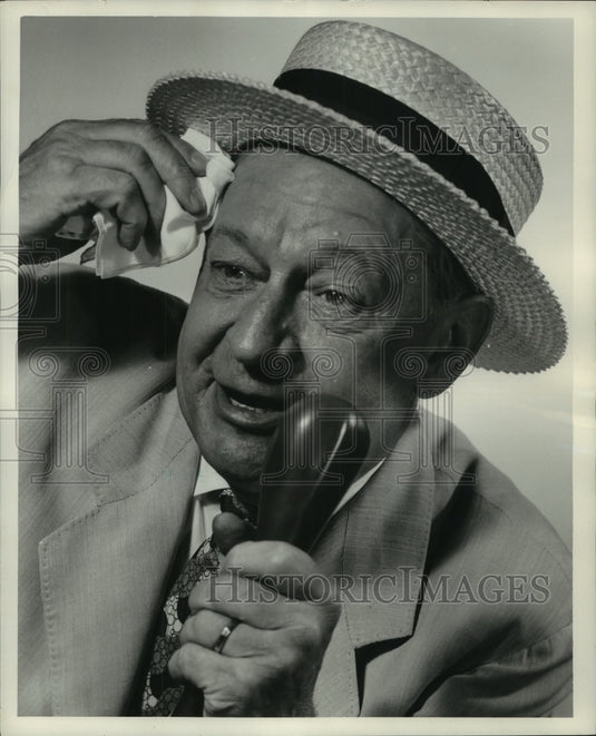 1954 Press Photo Dae Shawl at the microphone - mjb94131- Historic Images