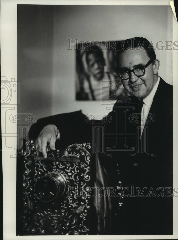 1965 Press Photo Walter Sheffer, 46 Milwaukee&#39;s Portrait Photographer- Historic Images