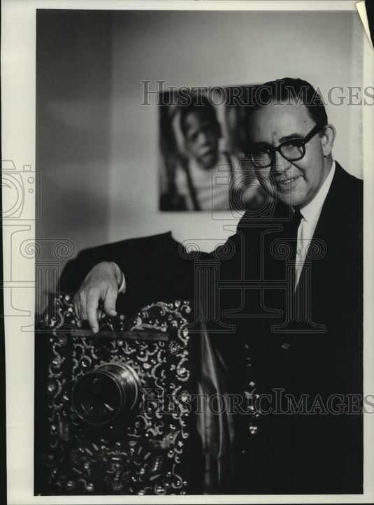 1965 Press Photo Walter Sheffer, 46 Milwaukee's Portrait Photographer- Historic Images