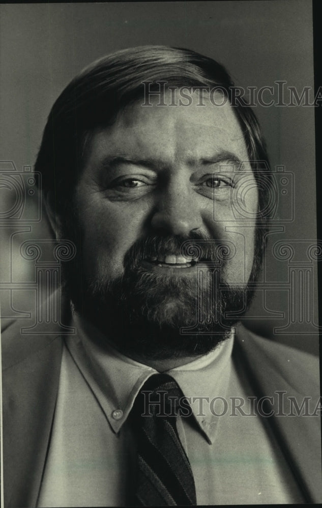 1987 Press Photo Greenfield Middle School Principal C.E. Sheldon- Historic Images