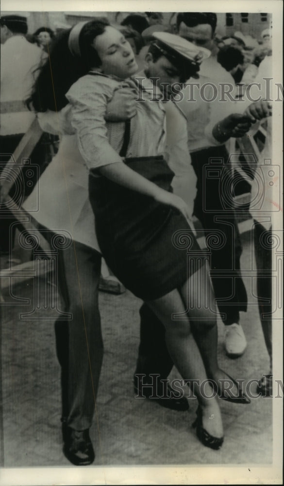 1963 Press Photo Woman fainted in St. Peter&#39;s Square waiting in line to see Pope- Historic Images