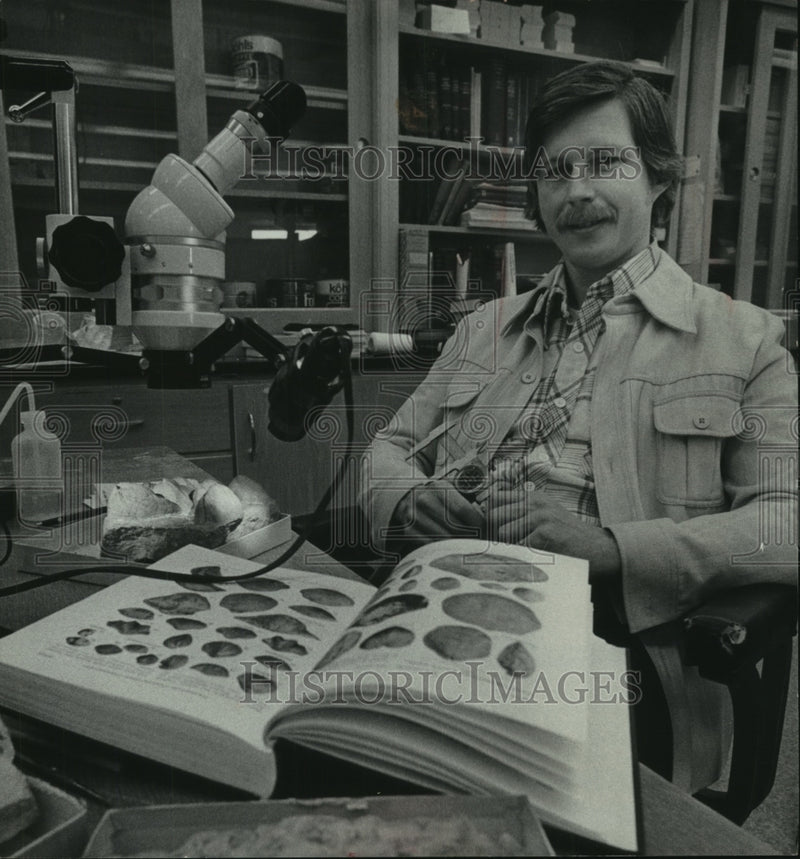 Load image into Gallery viewer, 1978 Press Photo Peter Michael Sheehan, paleontologist &amp; new museum staff member
