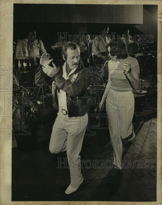 1975 Press Photo Milwaukee locals at Sierra Madre party, Performing Arts Center- Historic Images