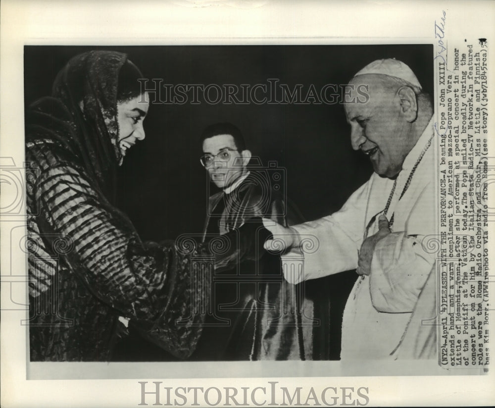 1959 Press Photo Pope John XXIII shakes hand of Vera Little-Vatican concert- Historic Images