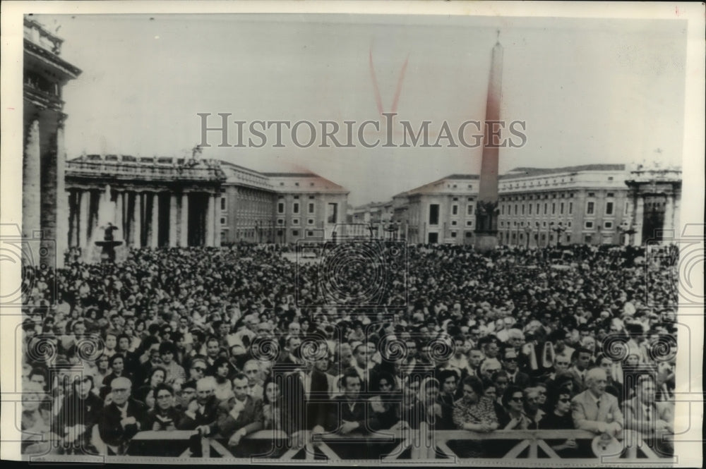 Press Photo Mass in St. Peter&#39;s square prior to announcement of Pope&#39;s death