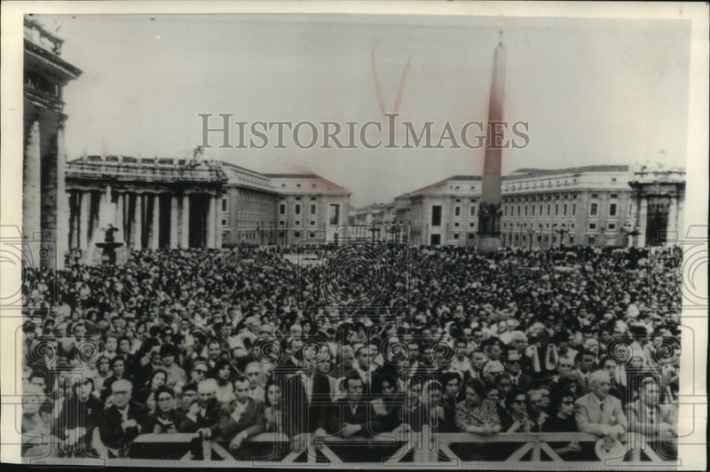 Load image into Gallery viewer, Press Photo Mass in St. Peter's square prior to announcement of Pope's death
