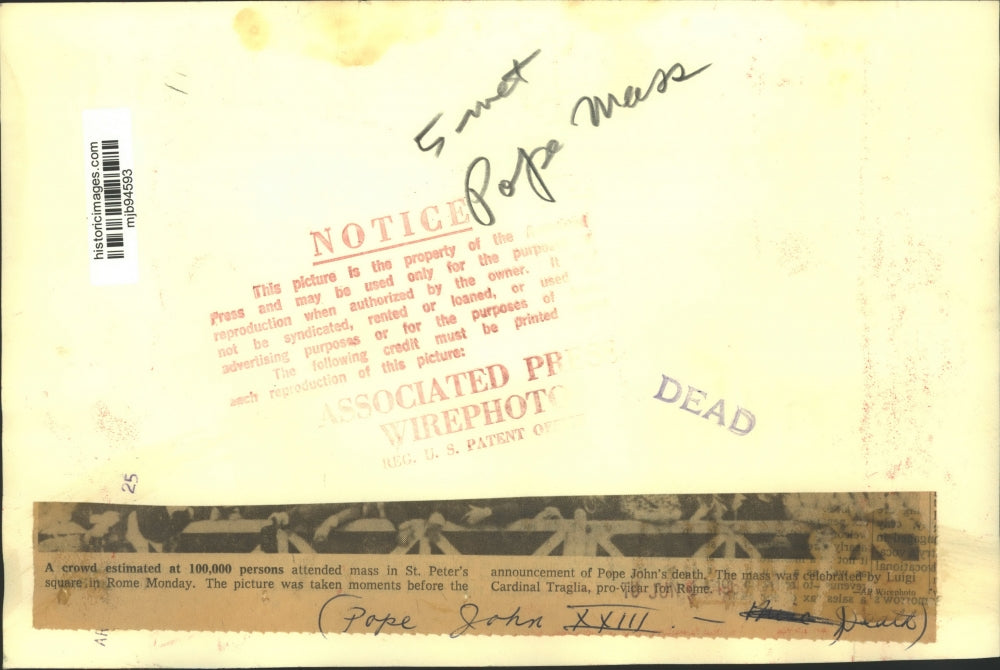 Press Photo Mass in St. Peter's square prior to announcement of Pope's death