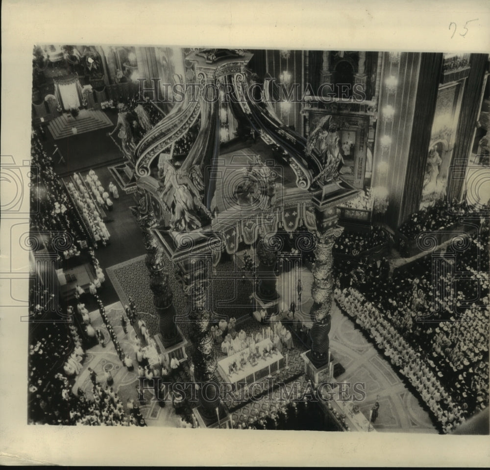 1949 Press Photo Main alter St. Peter&#39;s in Rome, nun elevated to sainthood- Historic Images