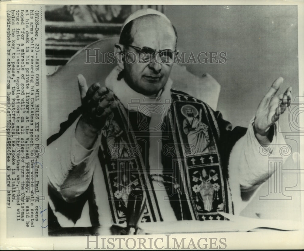 1966 Press Photo Pope Paul VI records Christmas speech at Vatican - mjb94653