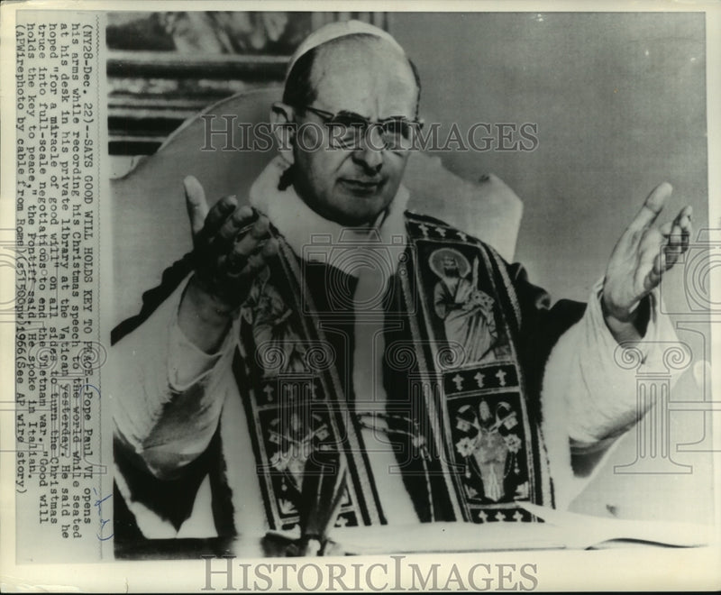 Load image into Gallery viewer, 1966 Press Photo Pope Paul VI records Christmas speech at Vatican - mjb94653

