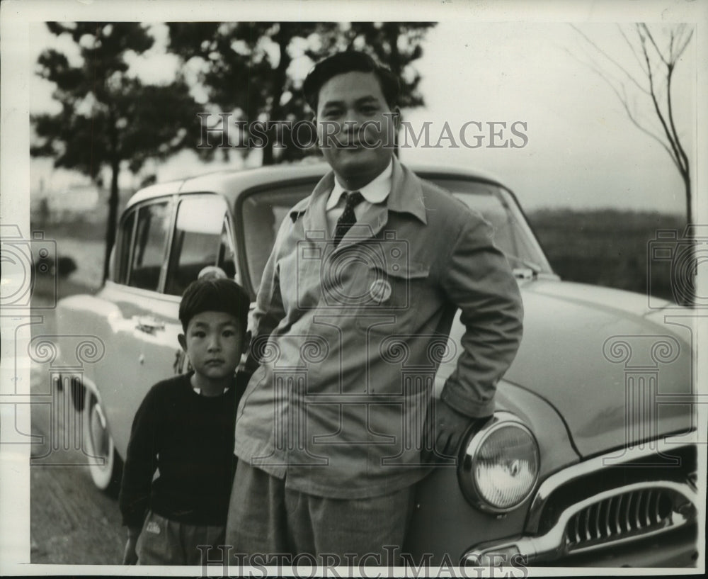 1956 Press Photo Kasua Sakamaki and son outside Japanese automobile plant- Historic Images