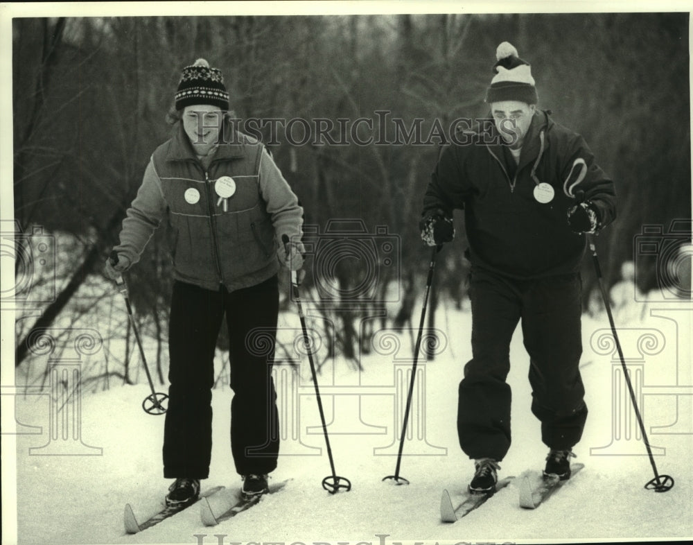 1984 Press Photo Cheryl Coble and Leon Halstead skiing in Special Olympics.- Historic Images