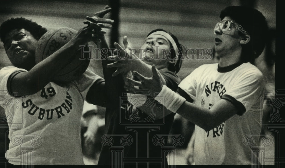 1988 Press Photo Cindy Bentley and Craig Becker go for ball, Special Olympics- Historic Images