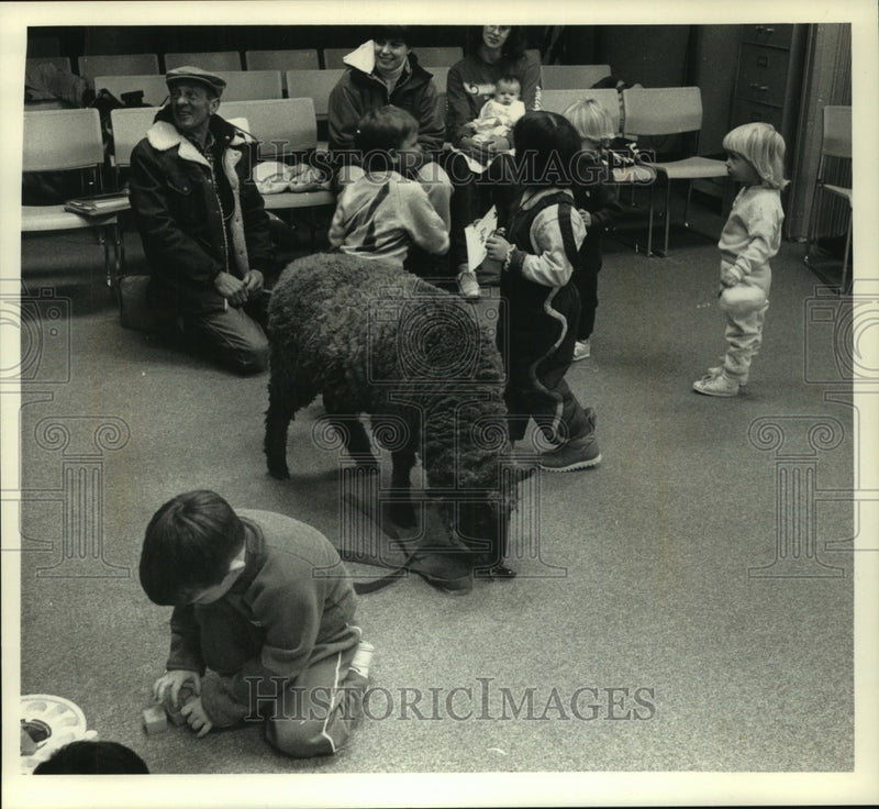 Load image into Gallery viewer, 1993 Press Photo Tilly The Sheep during the Delafield Public Library story hour
