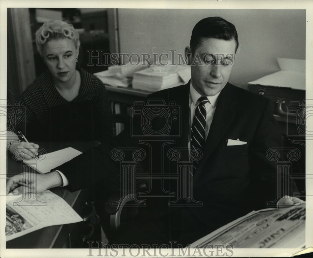 1960 Press Photo Journal William F. Share at his desk- Historic Images