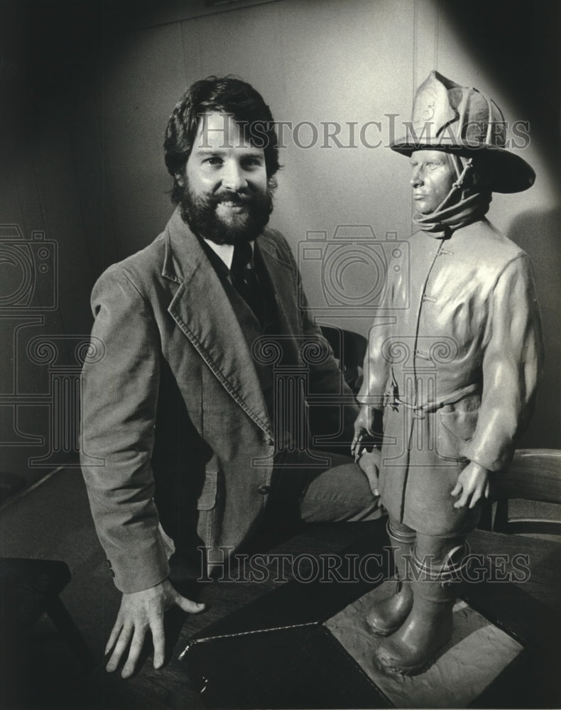 1981 Press Photo Mark Jeffries, artist, with firefighter sculpture, River Hills