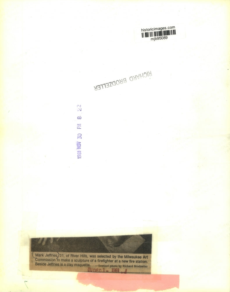 1981 Press Photo Mark Jeffries, artist, with firefighter sculpture, River Hills