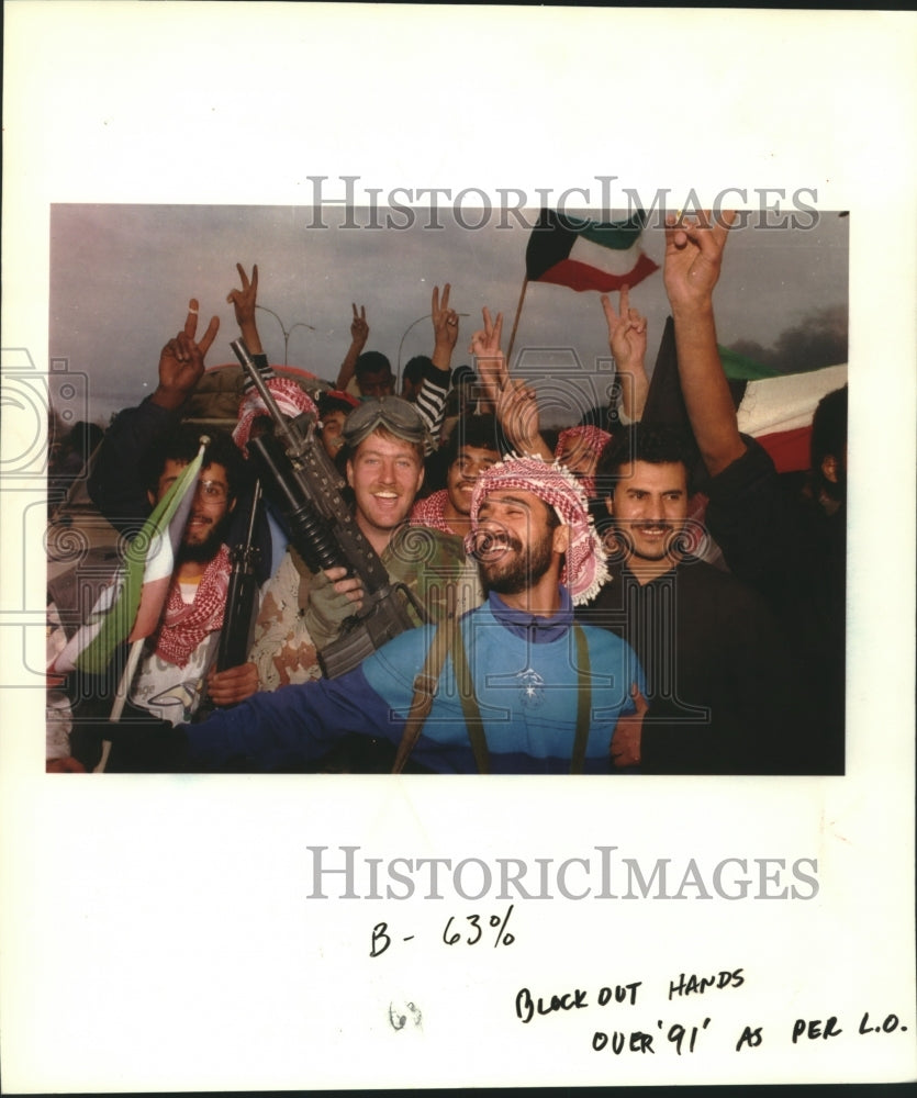 1991 Press Photo Iraqi soldiers - mjb95092