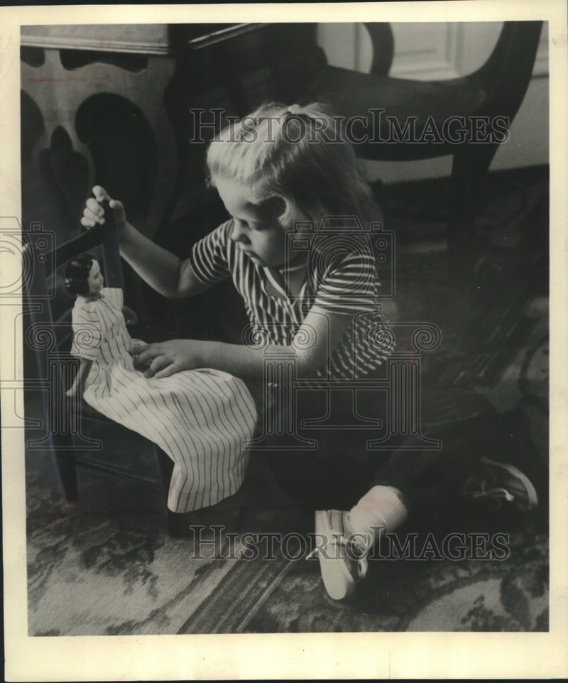 Load image into Gallery viewer, 1962 Press Photo Lynn Little plays with a 100 year old doll at Prairie du Chien.
