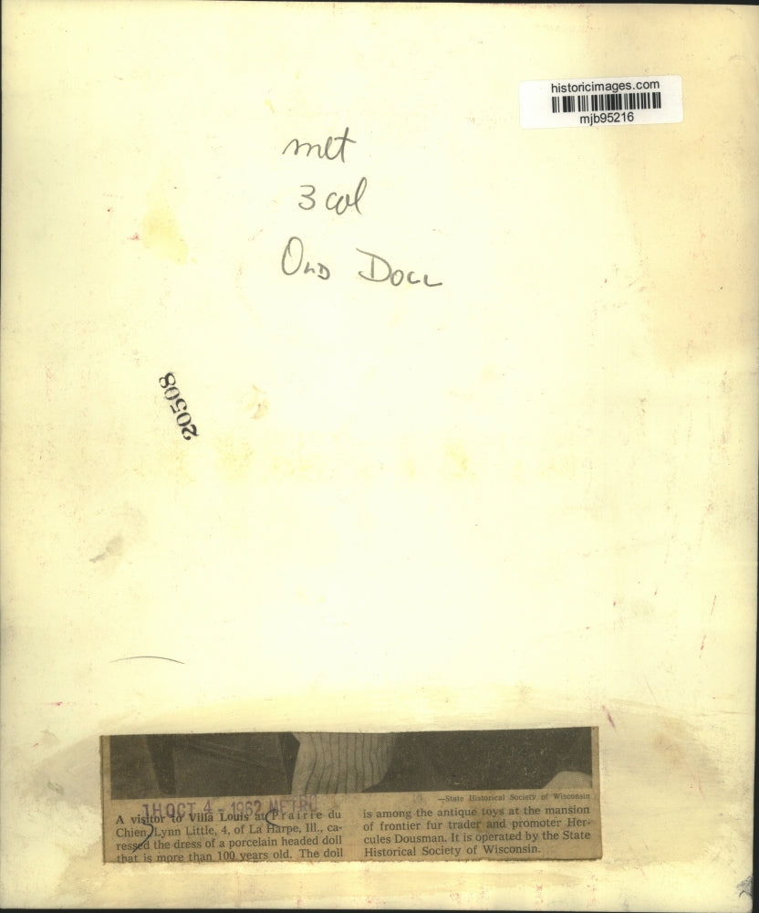 1962 Press Photo Lynn Little plays with a 100 year old doll at Prairie du Chien.