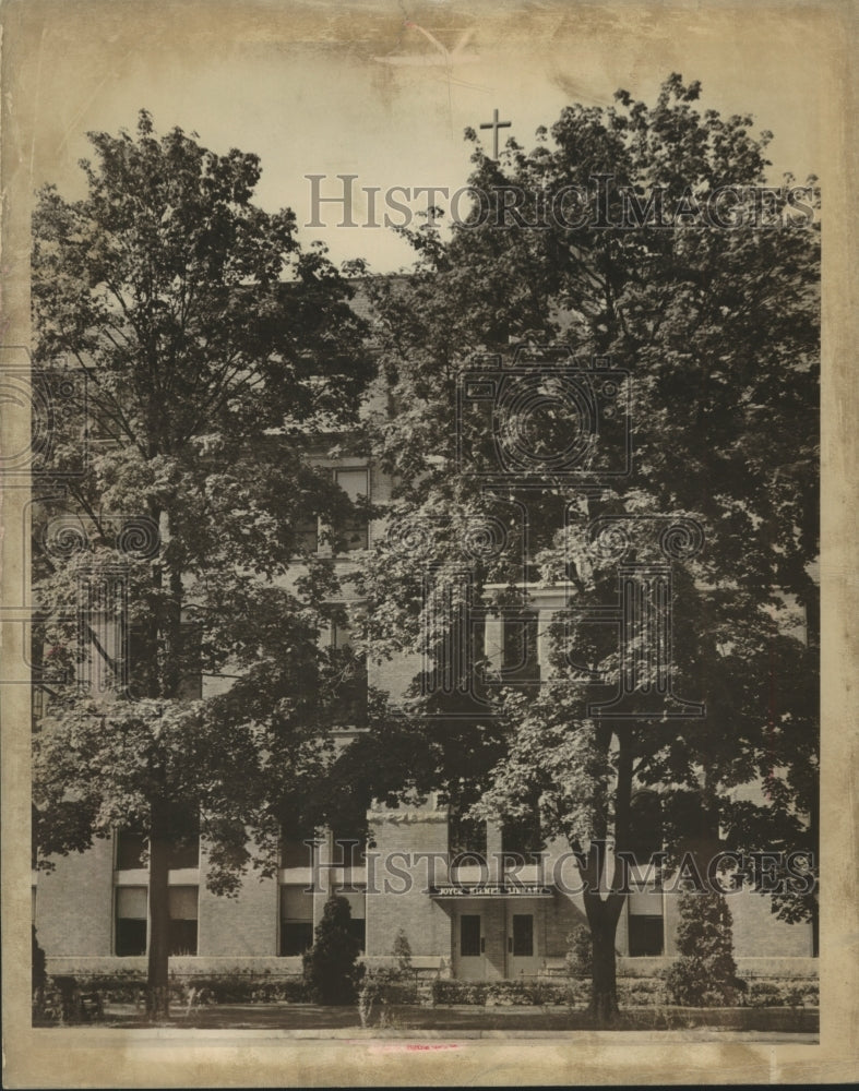 1967 Press Photo Joyce Kilmer library in Prairie du Chien, Campion Jesuit High.- Historic Images