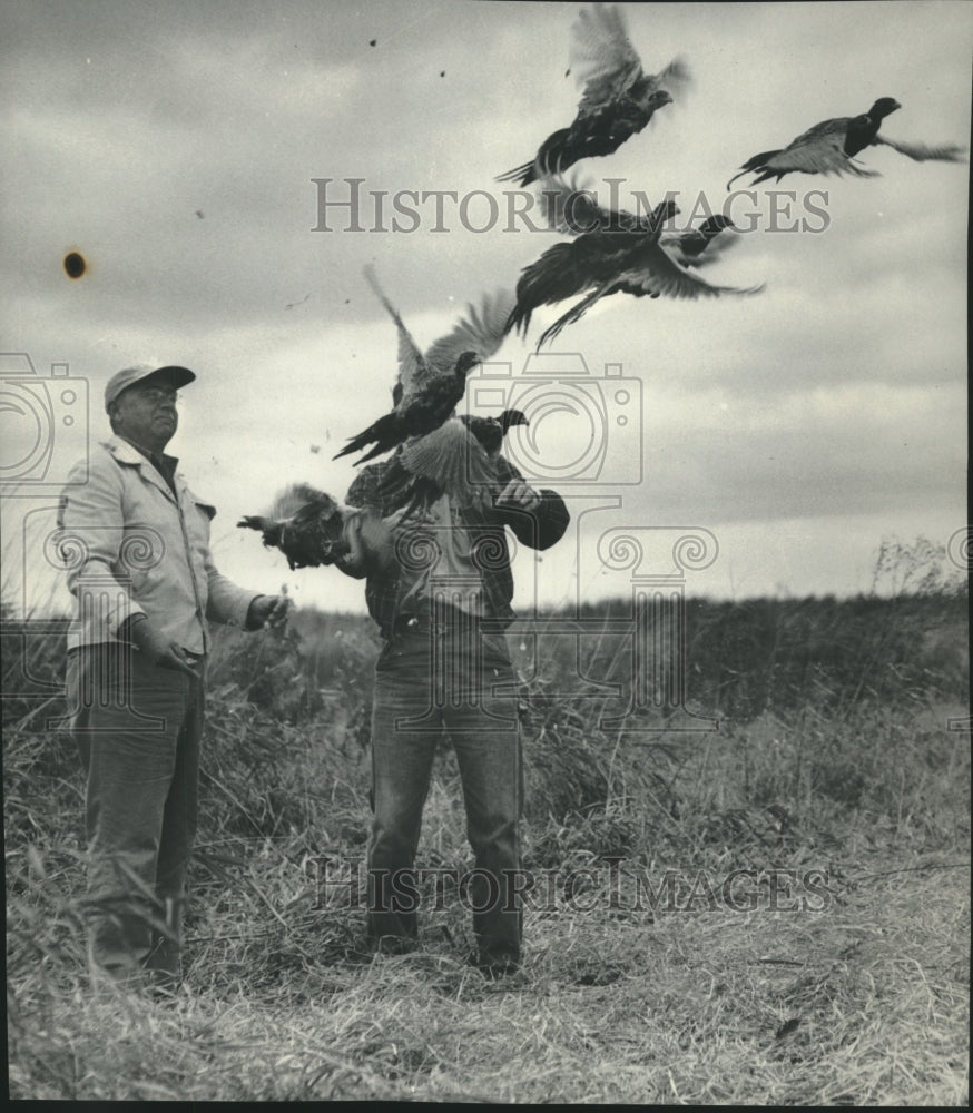 1953 Press Photo Steinke and Kulman release birds at Mukwa hunting grounds, Wis- Historic Images