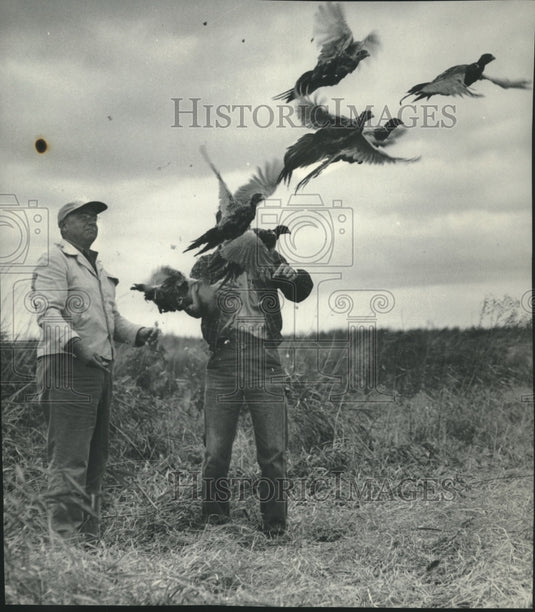 1953 Press Photo Steinke and Kulman release birds at Mukwa hunting grounds, Wis- Historic Images