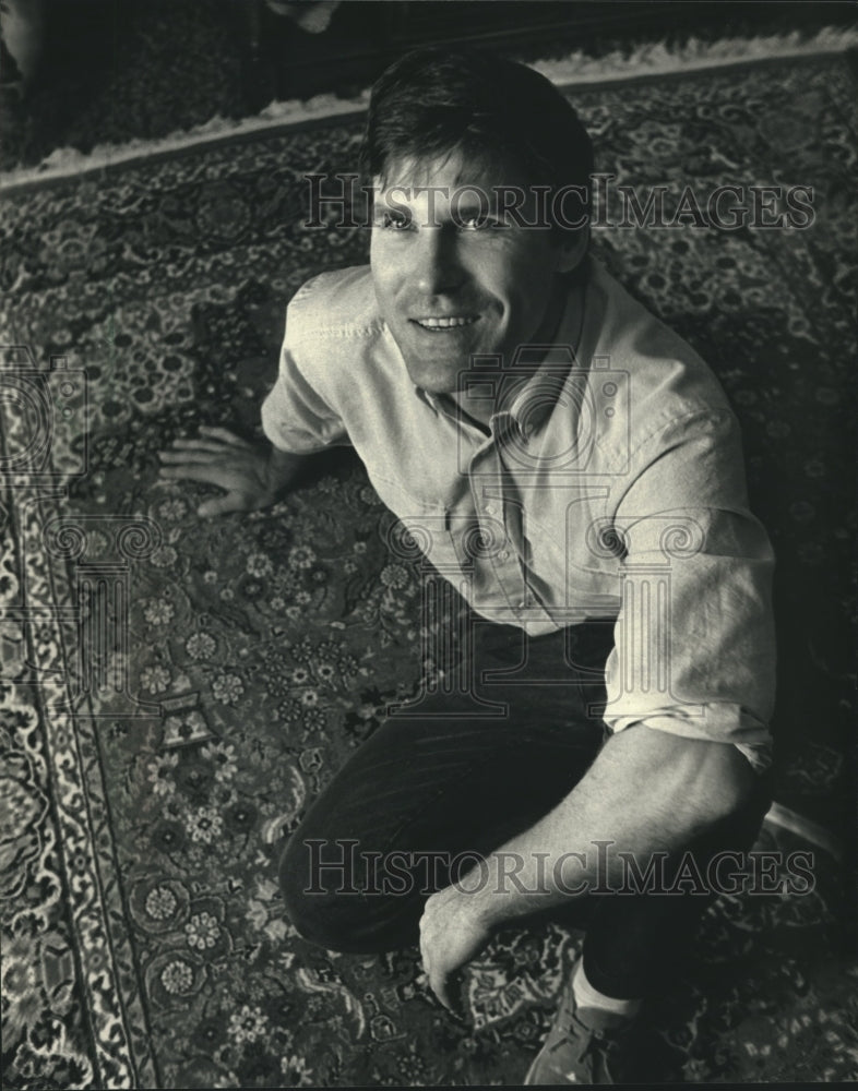 1988 Press Photo Paul Ruszkiewicz, sitting on rug, Wisconsin - mjb95344- Historic Images