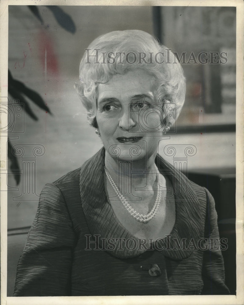 1967 Press Photo Aileen Ryan Milwaukee Journal Women&#39;s Editor, retires- Historic Images