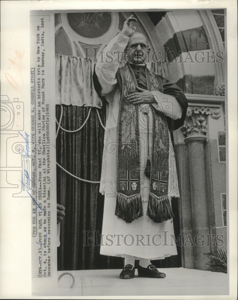 1965 Press Photo Pope Paul VI, gives blessing, Basilica Shrine, Bombay India- Historic Images