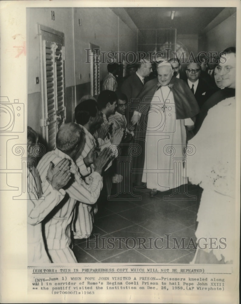 1958 Press Photo Pope John XXIII visits prisoners in Rome's Regina Coeli Prison