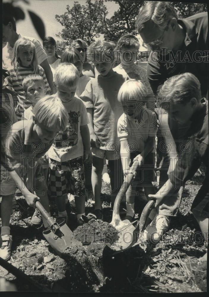 1992 Press Photo Wauwatosa students plant a tree at Milwaukee County Zoo- Historic Images