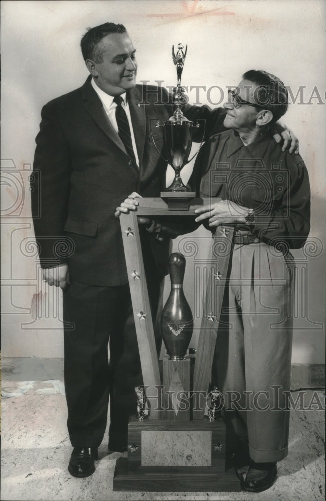1961 Press Photo Hy Popuch and Ralph Miller with B&#39;nai B&#39;rith bowling trophy- Historic Images