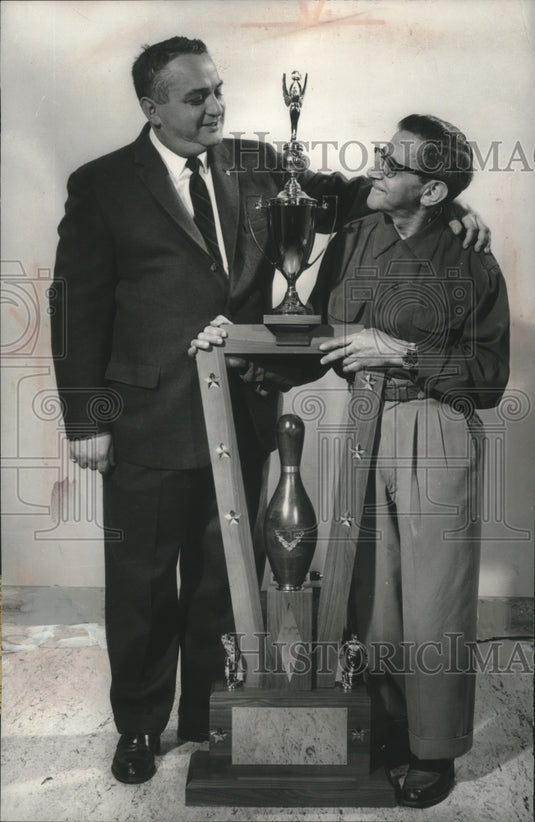 1961 Press Photo Hy Popuch and Ralph Miller with B'nai B'rith bowling trophy- Historic Images