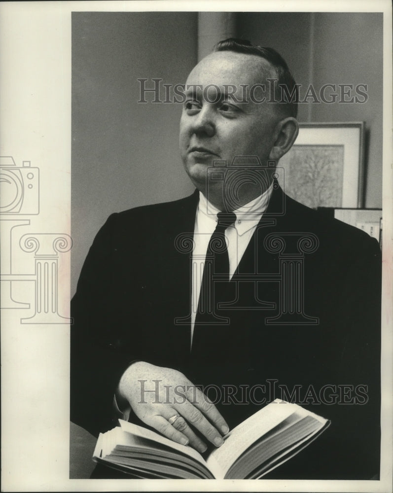 1952 Press Photo With book at Marquette University, Brother Leo V. Ryan, C.S.V.- Historic Images