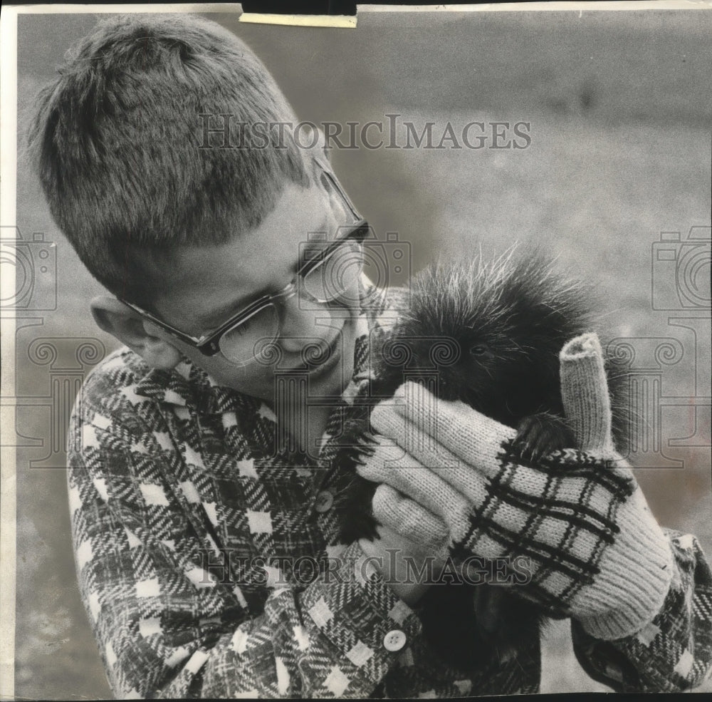 1961 Press Photo Rocky with pet porcupine Cactus, teething on mitten- Historic Images