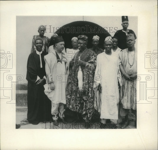 1967 Press Photo Dr. Leo V. Ryan, elected first class chief in Oshogbo, Nigeria.- Historic Images