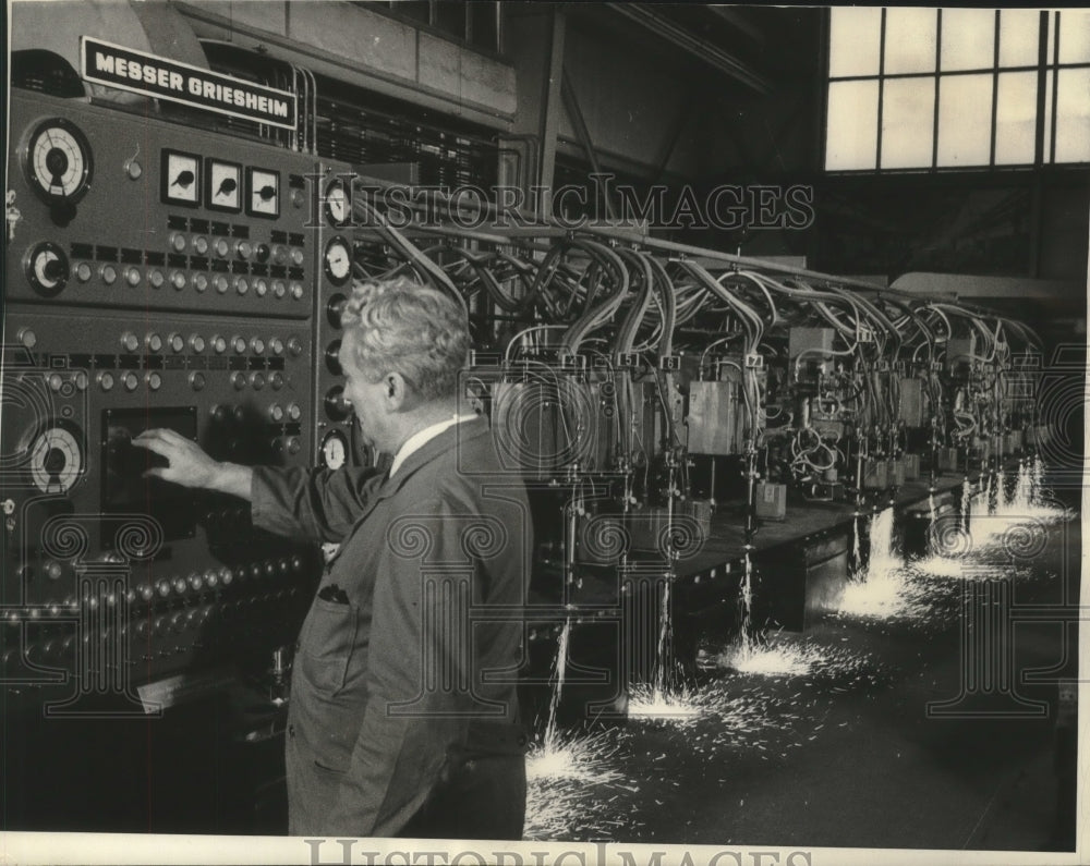 1967 Press Photo Metal cutting machine built by Messer Griesheim, Milwaukee- Historic Images