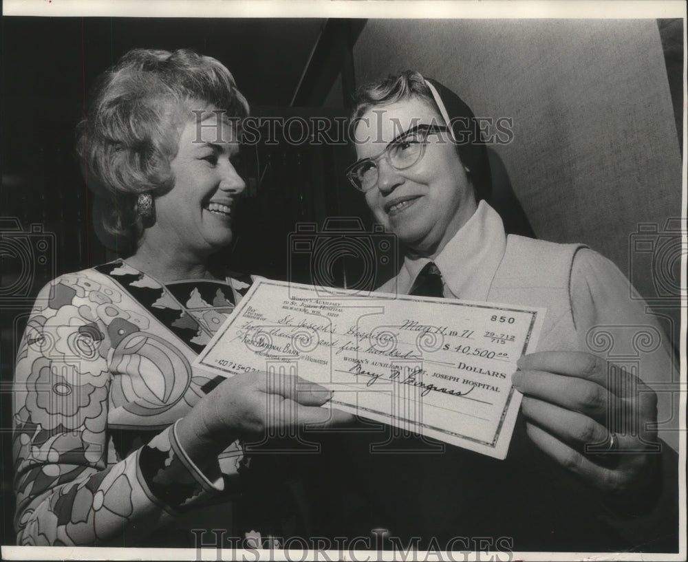 1971 Press Photo Sister M.Jeanne gets big check from Mrs. Gingrass for hospital.