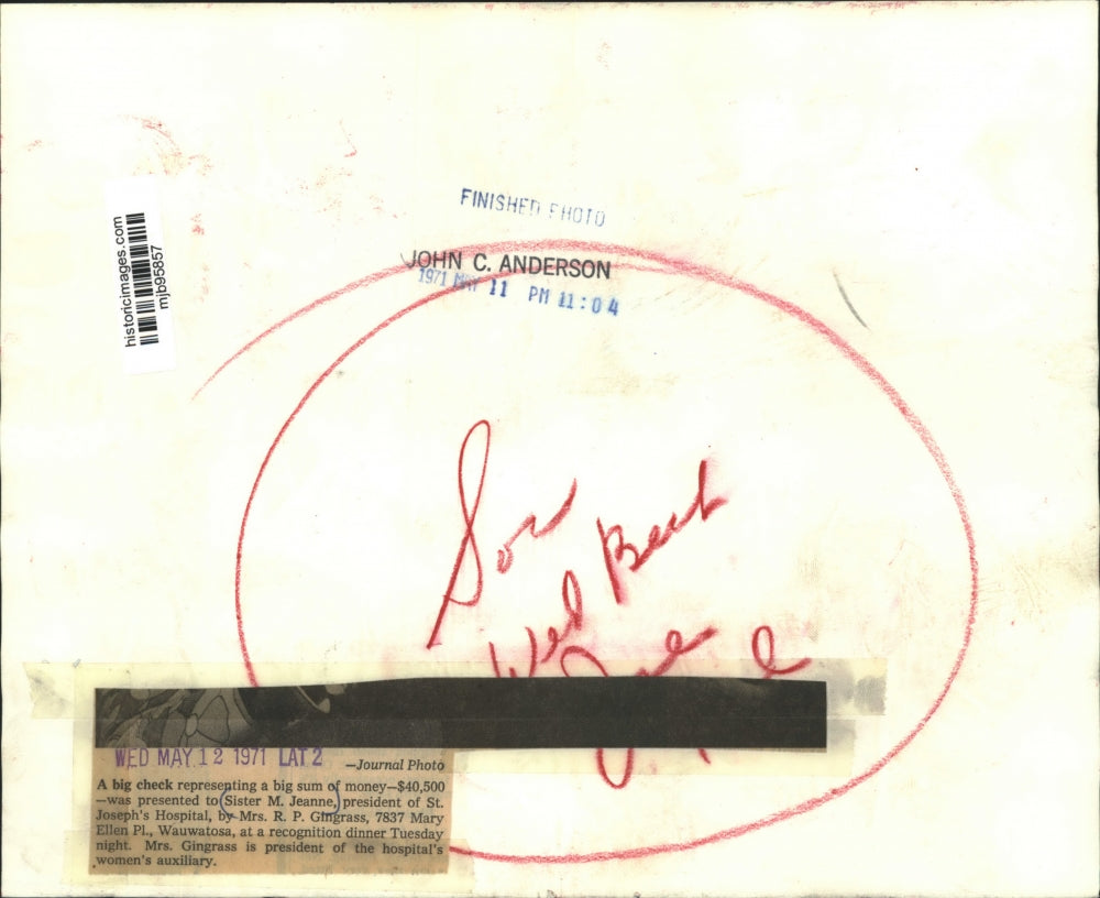 1971 Press Photo Sister M.Jeanne gets big check from Mrs. Gingrass for hospital.