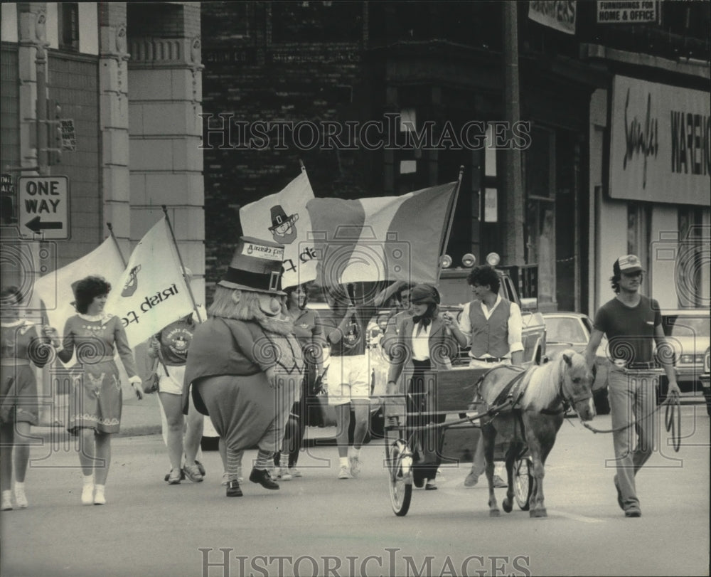 1984 Press Photo Mascot Paddy McFest With Pony Cart During Irish Fest- Historic Images