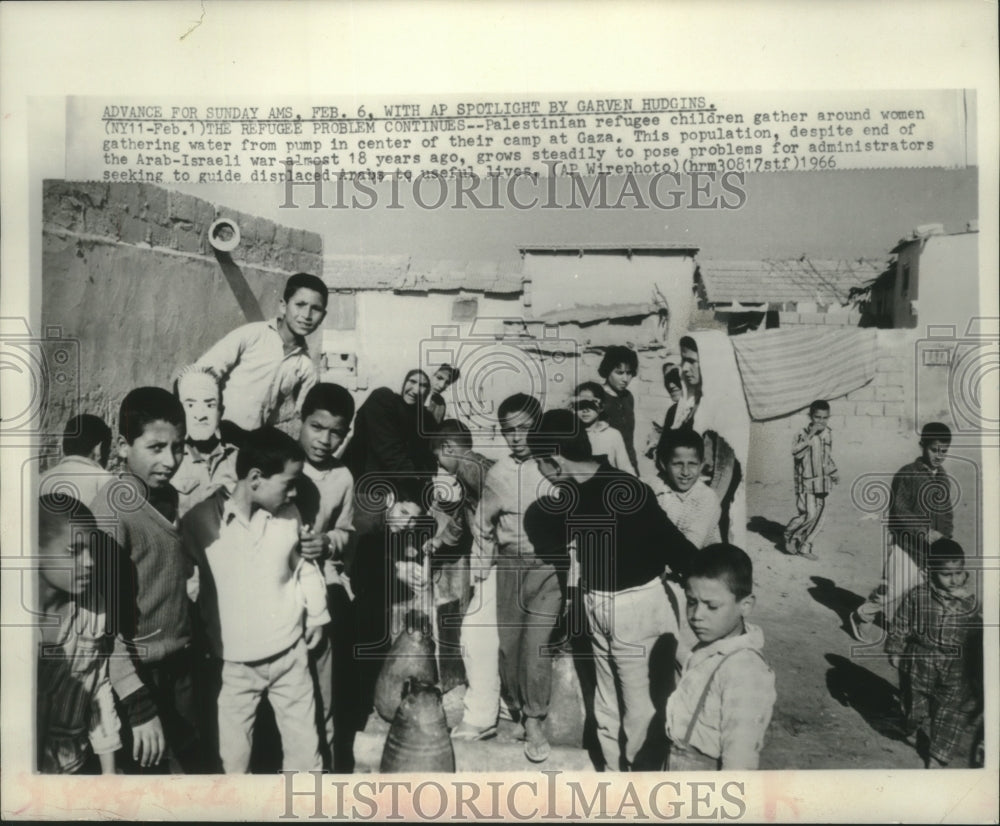 1966 Press Photo Arab refugee children and women gathering water from pump Gaza- Historic Images