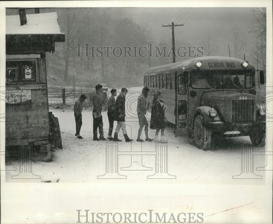 1967 Press Photo Junior high students from Olcott board their bus on snow days- Historic Images