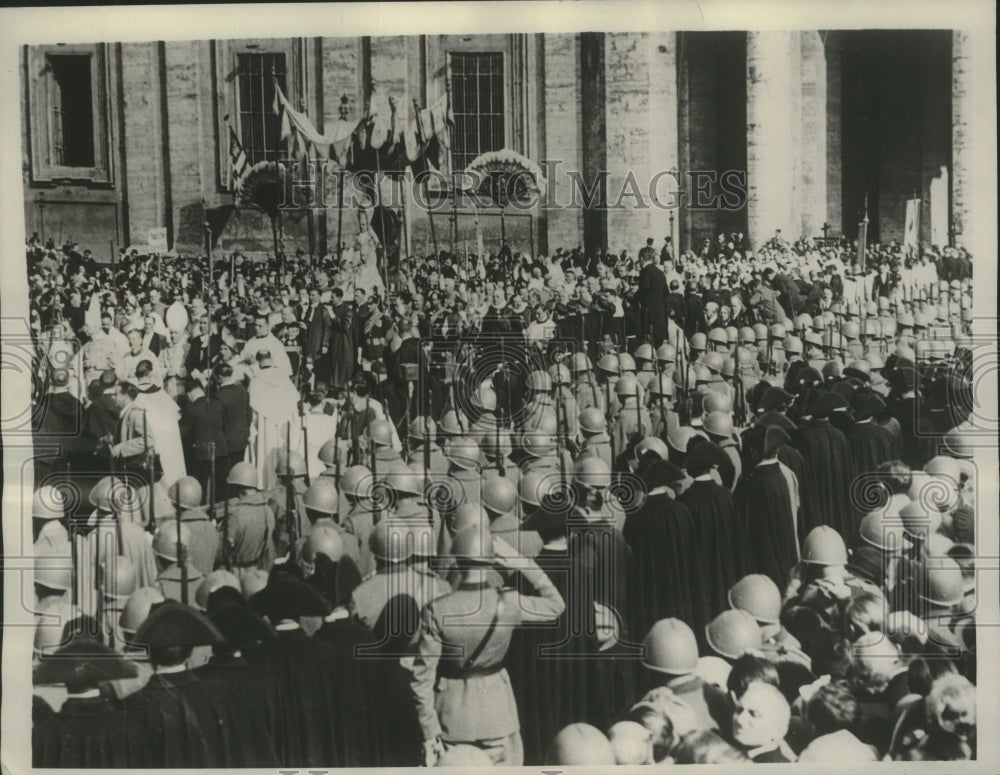 1934 Press Photo Pope Pius XI carried through crowd for ceremony, Rome.- Historic Images