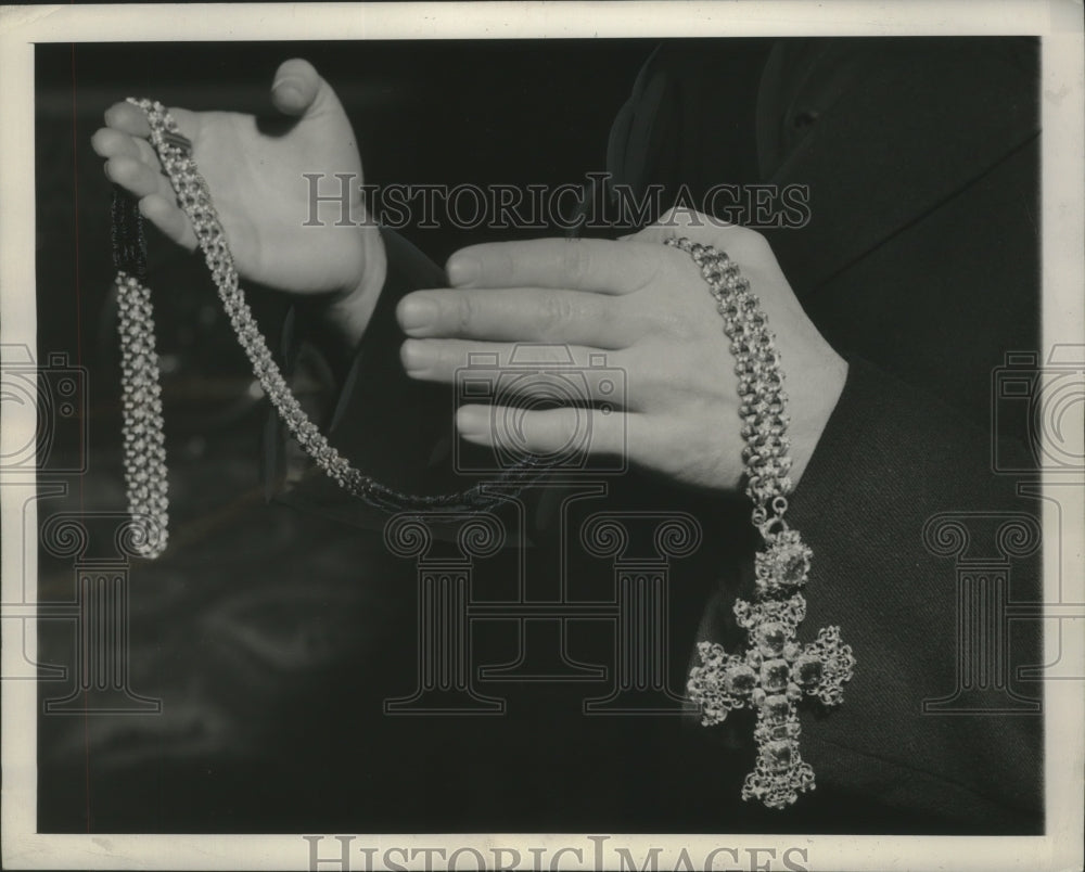 1946 Press Photo The pectoral cross the Pope will wear at public sistory- Historic Images