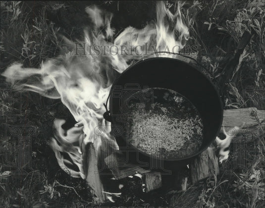 1918 Press Photo Suet Melting in Dutch Oven - mjb96307- Historic Images
