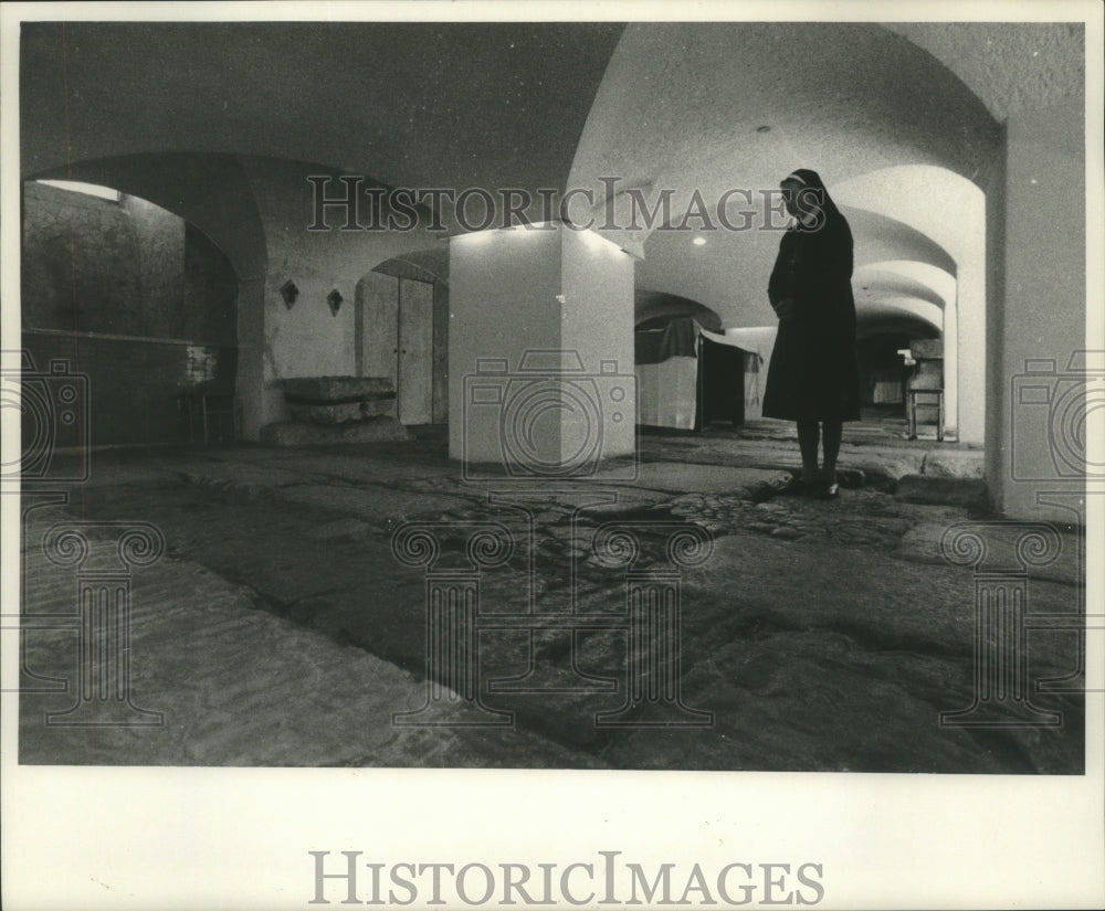 1969 Press Photo A nun looks at stones in Lithostrotos below Convent Ecce Homo.- Historic Images